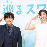2027年度前期連続テレビ小説「巡るスワン」の制作・主演発表記者会見でフォトセッションに臨む主演の森田望智さん（右）と脚本を手掛けるバカリズムさん＝東京都渋谷区のNHK放送センターで2025年11月21日午前11時26分、後藤由耶撮影