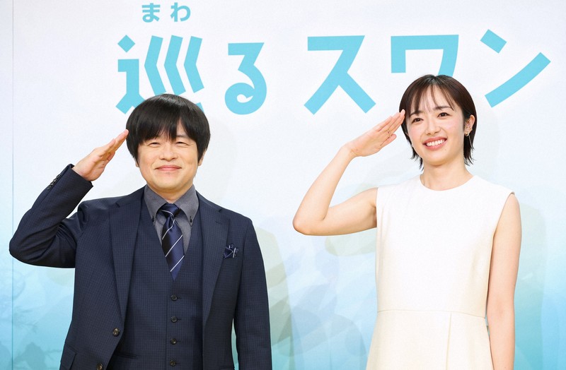 2027年度前期連続テレビ小説「巡るスワン」の制作・主演発表記者会見でフォトセッションに臨む主演の森田望智さん（右）と脚本を手掛けるバカリズムさん＝東京都渋谷区のNHK放送センターで2025年11月21日午前11時26分、後藤由耶撮影