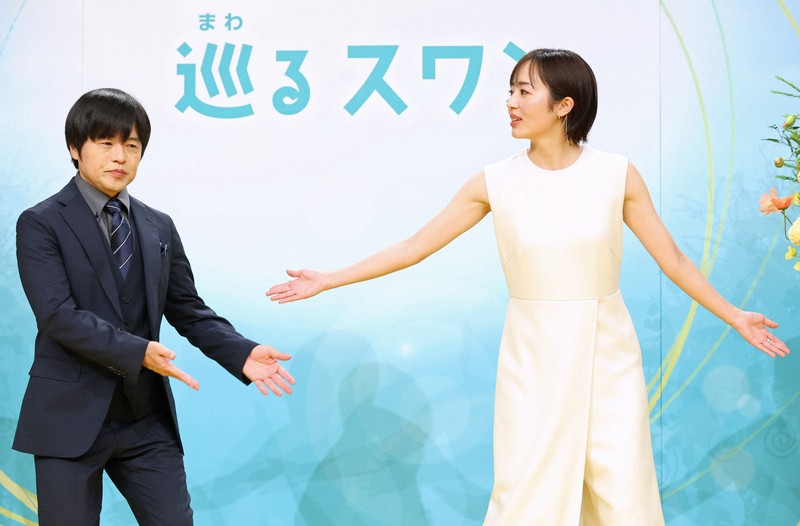 2027年度前期連続テレビ小説「巡るスワン」の制作・主演発表記者会見を終えた主演の森田望智さん（右）と脚本を手掛けるバカリズムさん＝東京都渋谷区のNHK放送センターで2025年11月21日午前11時34分、後藤由耶撮影