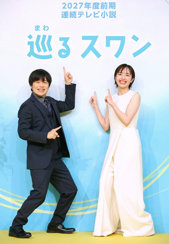 2027年度前期連続テレビ小説「巡るスワン」の制作・主演発表記者会見でフォトセッションに臨む主演の森田望智さん（右）と脚本を手掛けるバカリズムさん＝東京都渋谷区のNHK放送センターで2025年11月21日午前11時27分、後藤由耶撮影