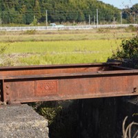 「大正十三年」と書かれている旧鹿島鉄道の橋桁＝茨城県内で2025年11月12日午後1時42分、後藤豪撮影