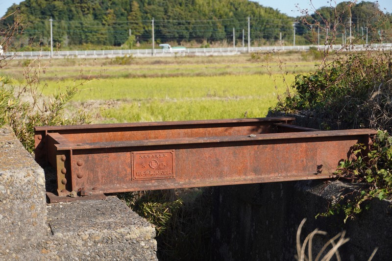 「大正十三年」と書かれている旧鹿島鉄道の橋桁＝茨城県内で2025年11月12日午後1時42分、後藤豪撮影