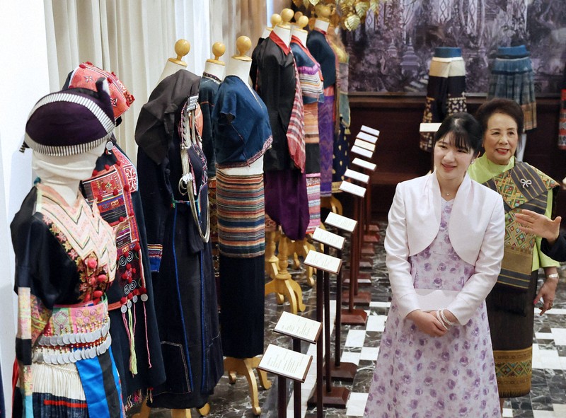 愛子さま ラオ・シルク・レジデンスをご訪問 [写真特集7/12] | 毎日新聞