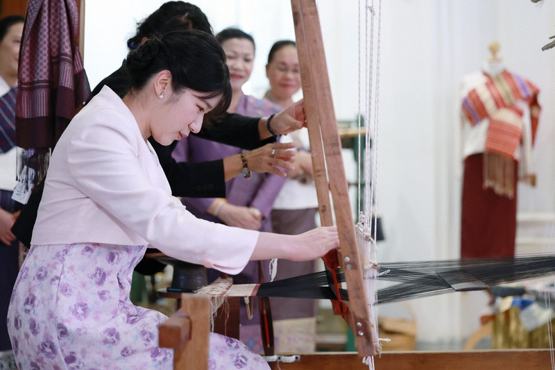 愛子さま ラオ・シルク・レジデンスをご訪問 [写真特集7/12] | 毎日新聞