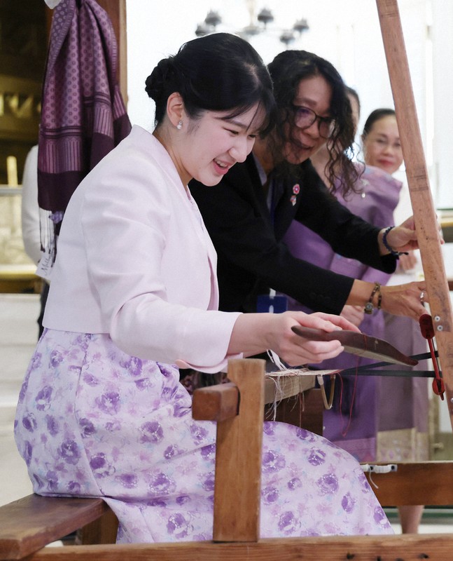 愛子さま ラオ・シルク・レジデンスをご訪問 [写真特集7/12] | 毎日新聞