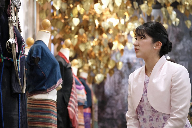 愛子さま ラオ・シルク・レジデンスをご訪問 [写真特集7/12] | 毎日新聞