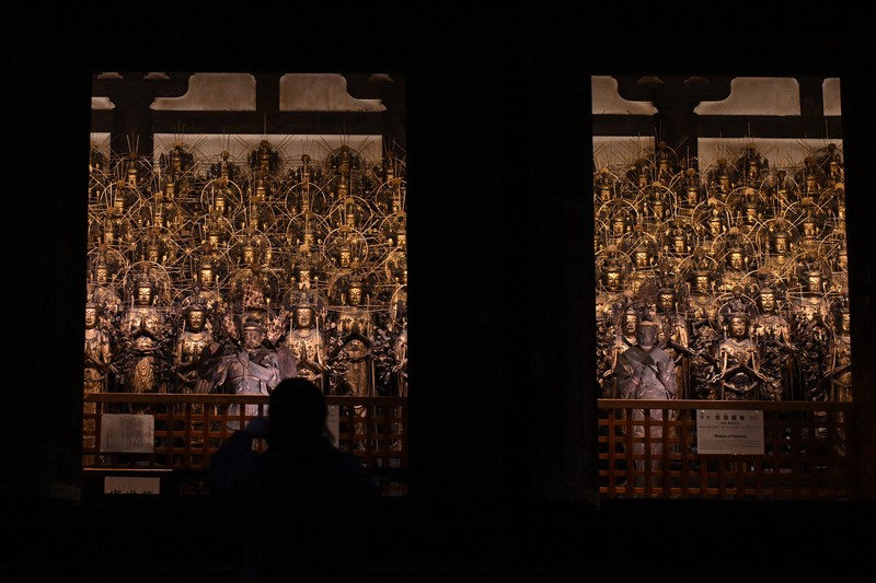 京都・三十三間堂で観音立像ライトアップ [写真特集1/7] | 毎日新聞