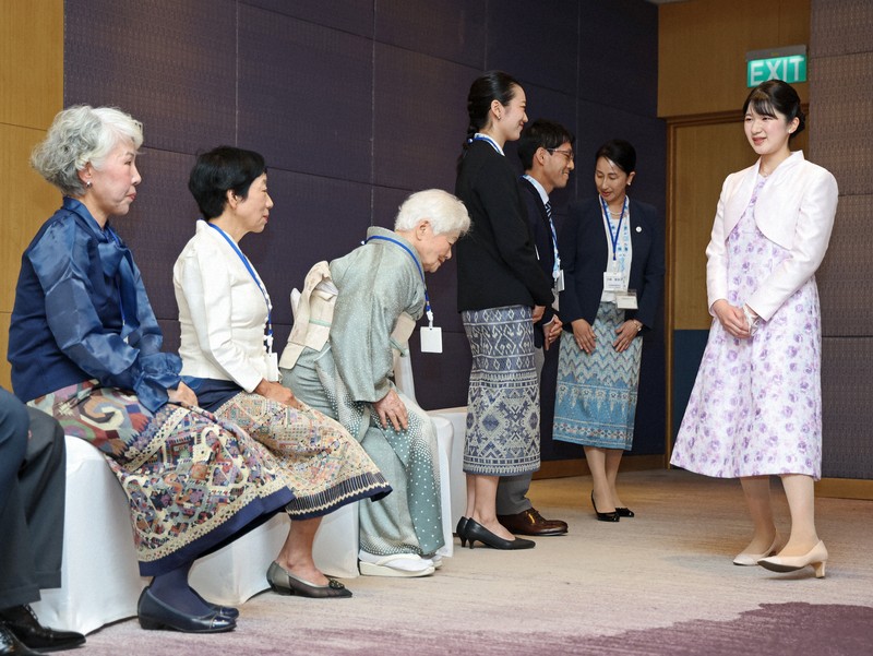 愛子さま ラオス在留邦人らと面会 [写真特集1/11] | 毎日新聞
