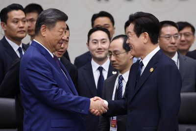 韓国・慶州で開かれたアジア太平洋経済協力会議（APEC）で顔を合わせた李在明大統領（右）と中国の習近平国家主席＝2025年11月1日　聯合ニュース／共同