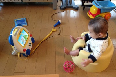 0歳児のころから、英語の歌やDVDを流した＝提供写真