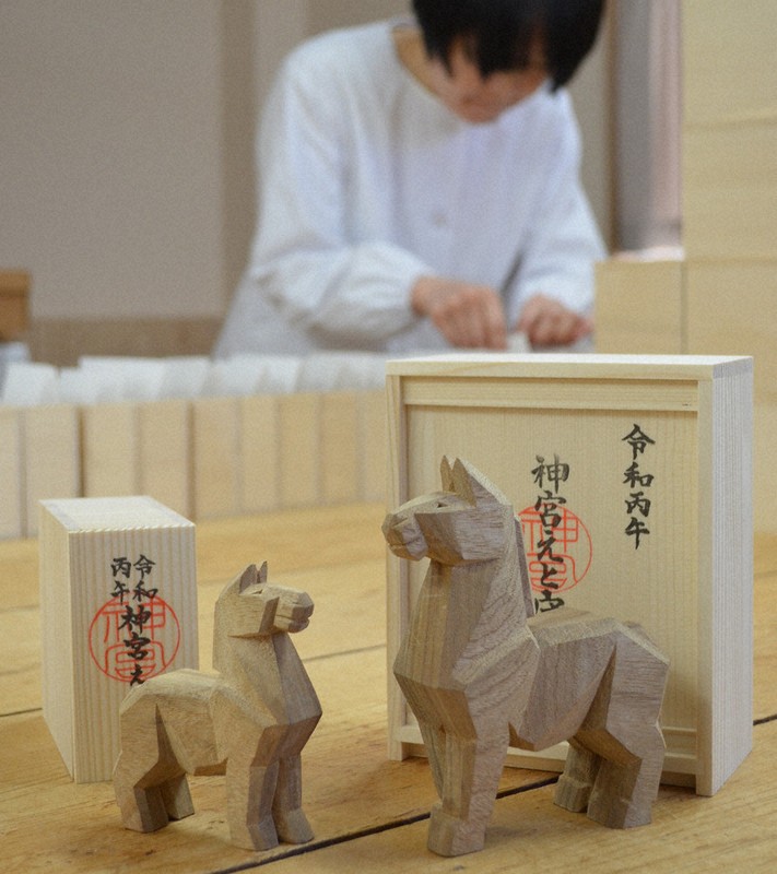 えと守、箱詰めピーク 伊勢神宮 「丙午」一刀彫 ／三重 | 毎日新聞