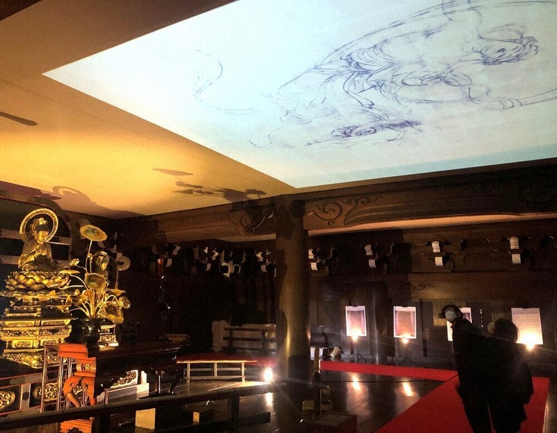 幻の天井画、初の再現 東本願寺 御影堂門楼上に投影 栖鳳下絵「飛天