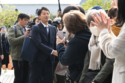 兵庫県知事選で再選を果たし兵庫県庁に登庁した斎藤元彦氏（左から2人目）＝神戸市中央区で2024年11月19日午前10時4分、大西岳彦撮影