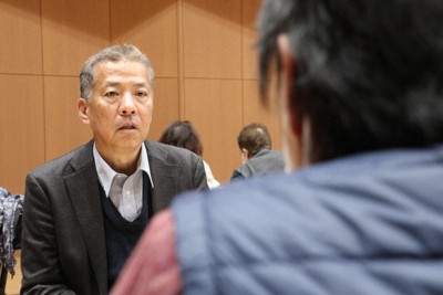 尼崎市であった会合で、参加者の話を聞く丸尾牧県議（奥）＝同市東難波町2で2025年11月18日午後1時17分、稲生陽撮影