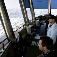 航空管制塔内でパイロットと会話する管制官＝米西部カリフォルニア州ロサンゼルスで2016年6月24日、ロイター