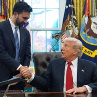 米ホワイトハウスの大統領執務室で握手するトランプ大統領（右）とニューヨーク市のマムダニ次期市長＝2025年11月21日、AP