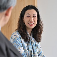 池上彰さん（手前）と対談する東大の田中東子教授＝東京都千代田区で2025年10月28日、新宮巳美撮影