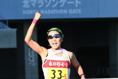 女子14位でフィニッシュする春日部女子のアンカー大杉茉希＝埼玉県熊谷市で2025年11月22日、板鼻歳也撮影