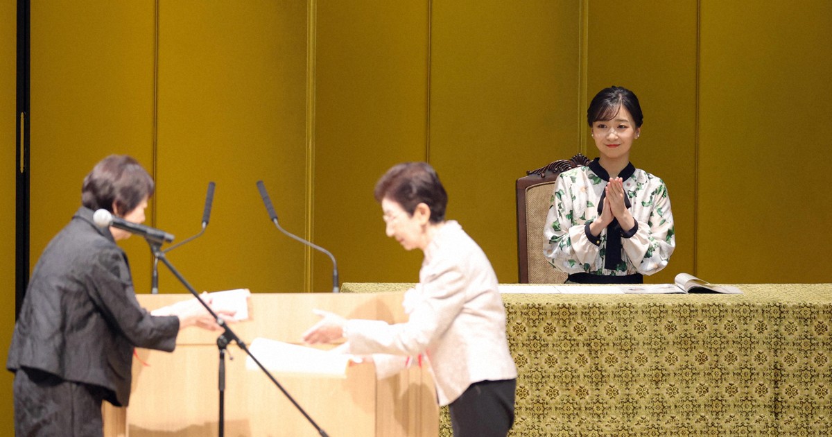 「創立70周年記念　第10回全国手をつなぐ育成会連合会全国大会　東京大会/本人大会」で表彰される関係者に拍手を送られる、秋篠宮ご夫妻の次女佳子さま＝東京都大田区で2025年11月9日午前10時10分（代表撮影）