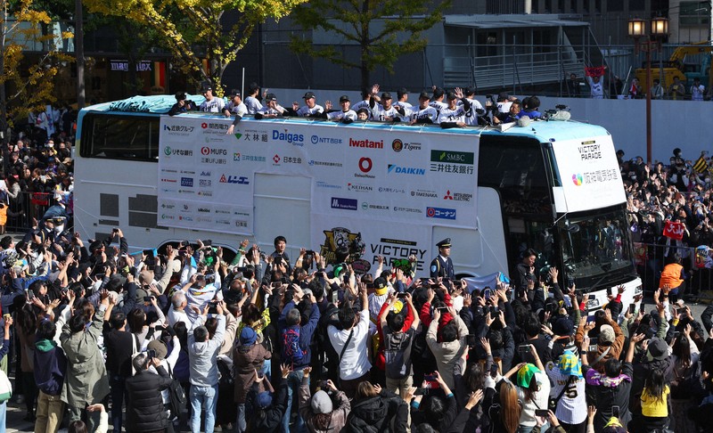 プロ野球阪神 セリーグ優勝パレード [写真特集2/15] | 毎日新聞