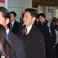 北京市の空港に到着した外務省の金井正彰アジア大洋州局長（中央）＝2025年11月17日午後1時ごろ、河津啓介撮影