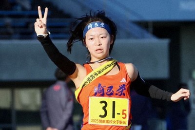 女子2位でフィニッシュする埼玉栄のアンカー永井そら＝埼玉県熊谷市の熊谷スポーツ文化公園陸上競技場で2025年11月22日、橋本政明撮影