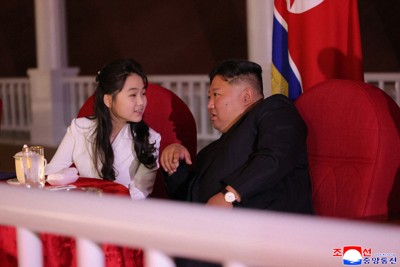 北朝鮮の金正恩朝鮮労働党総書記（右）と娘のジュエ氏＝羅津造船所で2025年6月、朝鮮中央通信・朝鮮通信