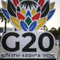 主要20カ国・地域（G20）の看板＝南アフリカ・ヨハネスブルクで2025年11月22日、ロイター