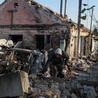 ロシアのドローン攻撃を受けた現場＝ウクライナ南部オデッサで2025年11月21日、ロイター