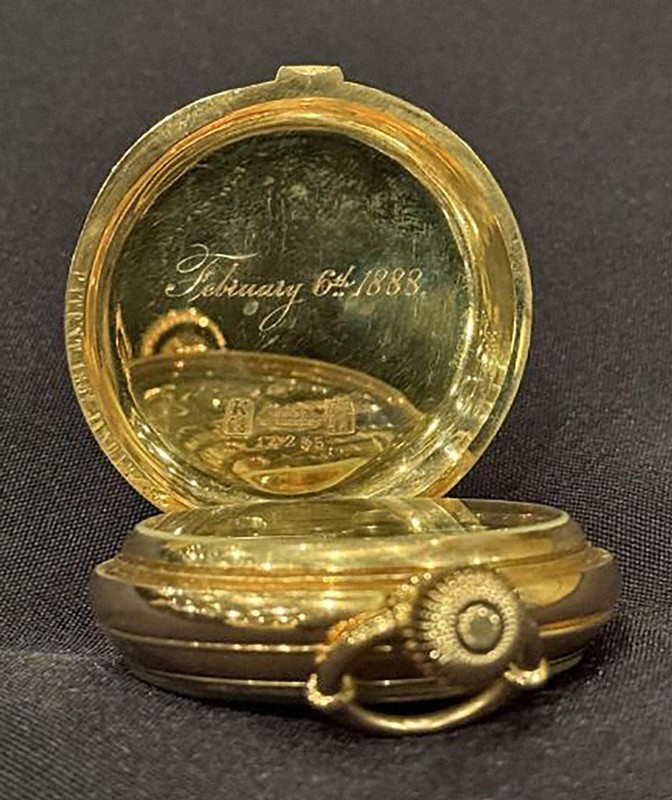 タイタニック号乗客の懐中時計、3億円超で落札 針は沈没時刻で停止