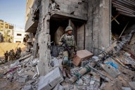 パレスチナ自治区ガザ地区で活動するイスラエル兵＝2023年11月8日、ロイター