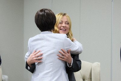 高市首相、G20で「近距離外交」　メローニ氏とハグ、休憩時も交流