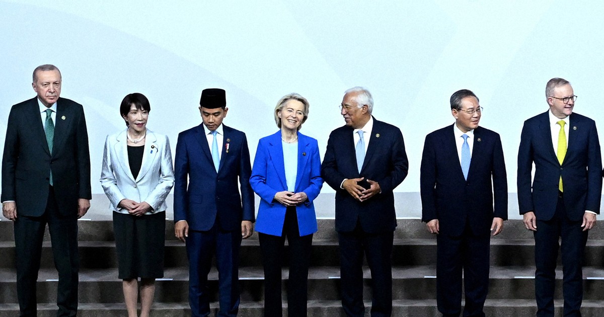 主要20カ国・地域首脳会議（G20サミット）で首脳らの写真撮影に臨む高市早苗首相（左から2人目）と中国の李強首相（右から2人目）＝南アフリカ・ヨハネスブルクで2025年11月22日、ロイター