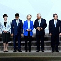 主要20カ国・地域首脳会議（G20サミット）で首脳らの写真撮影に臨む高市早苗首相（左から2人目）と中国の李強首相（右から2人目）＝南アフリカ・ヨハネスブルクで2025年11月22日、ロイター