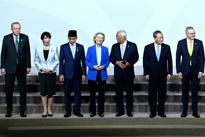 主要20カ国・地域首脳会議（G20サミット）で首脳らの写真撮影に臨む高市早苗首相（左から2人目）と中国の李強首相（右から2人目）＝南アフリカ・ヨハネスブルクで2025年11月22日、ロイター