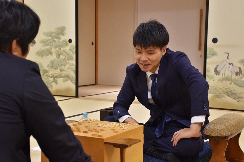 A級順位戦4回戦で糸谷哲郎八段を破り、対局を振り返る増田康宏八段＝大阪府高槻市の関西将棋会館で2025年10月15日、新土居仁昌撮影
