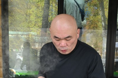 クマ肉の串焼きを調理するブナの里白神公社の角田克彦事務局長＝青森県西目屋村で2025年11月23日、足立旬子撮影