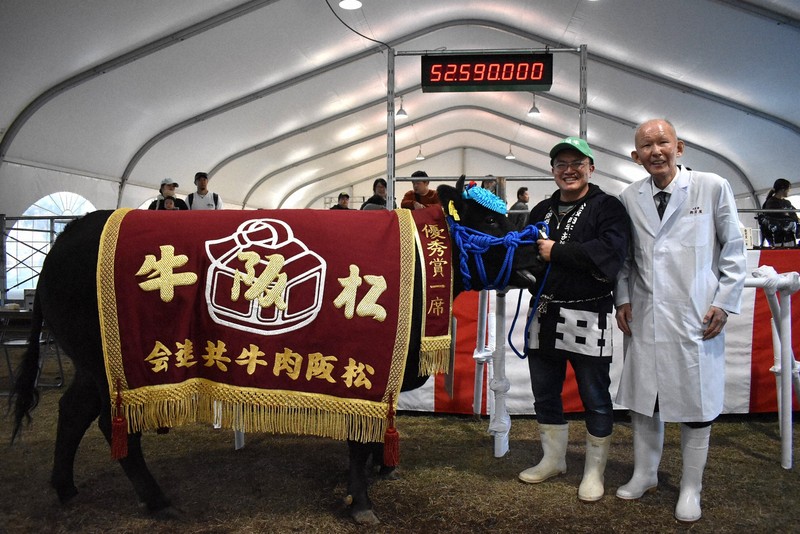 過去最高5259万円で落札 特産松阪牛の女王に「かずみ」 | 毎日新聞