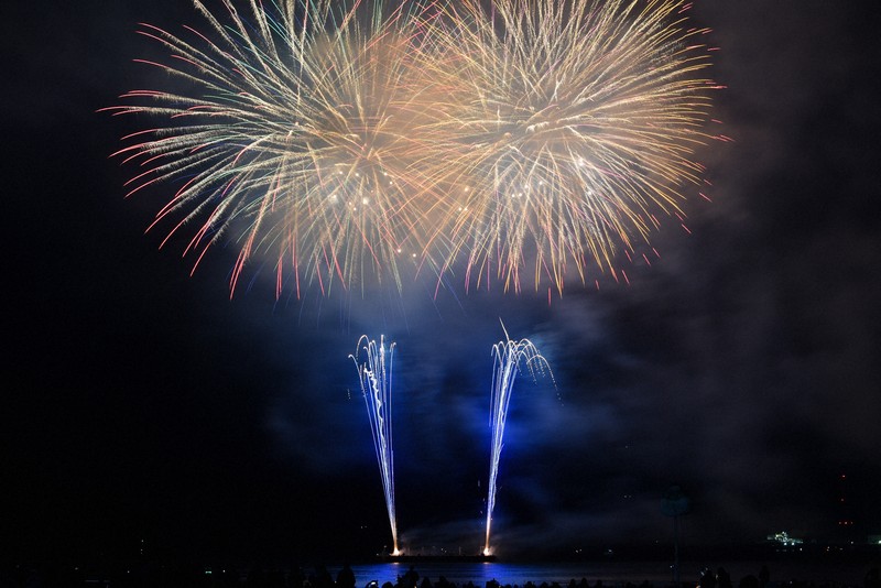 夜空彩る伊万里湾大花火 「ゾンビランドサガ」キャスト登壇 佐賀