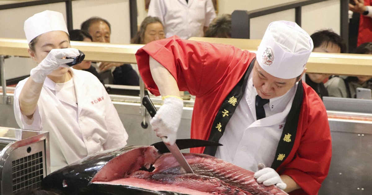 Japanese sushi chain sets Guinness record for largest tuna filleting show