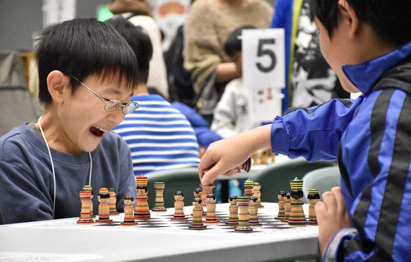 こけし＋チェス「こけス」に真剣 黒石世界大会 ／青森 | 毎日新聞
