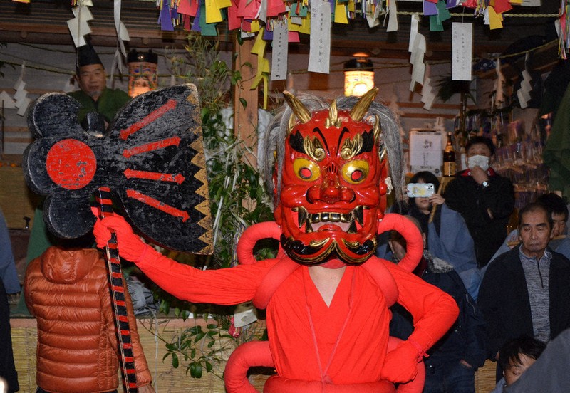 700年以上続く伝統芸能「花祭」 鬼の舞勇壮に 愛知・奥三河 | 毎日新聞
