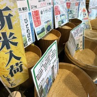 1キロあたり1000円を超える値札が掲げられたブランド米の新米＝横浜市港北区で2025年10月14日午後1時3分、岩下幸一郎撮影
