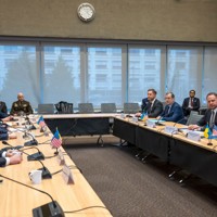 和平交渉に臨む米国（左）とウクライナ（右）の高官ら＝スイス・ジュネーブで2025年11月23日、AP