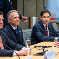 ウクライナとの協議に参加した米国のルビオ国務長官（右から2人目）とウィットコフ中東担当特使（同3人目）ら＝スイス・ジュネーブで2025年11月23日、AP