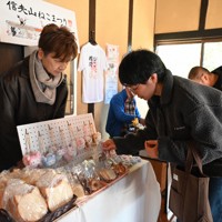 猫の形の食パンなど多彩な猫グッズの販売でにぎわう信夫山ねこまつりの会場＝福島市御山の古民家西坂家で2025年11月22日午前9時59分、錦織祐一撮影