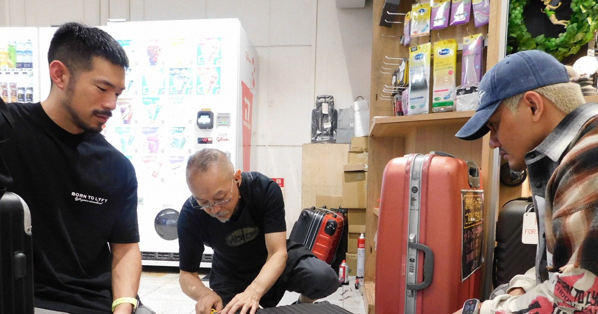 News in Easy English: Narita Airport shop puts love into fixing travelers' broken suitcases
