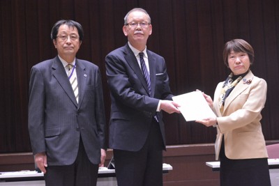 Toshiko Abe, minister of Education, Culture, Sports, Science and Technology, right, receives a report from Katsumi Arase, president of the Central Council for Education, in Tokyo's Chiyoda Ward on Feb. 21, 2025. (Mainichi/Kanami Ikawa)