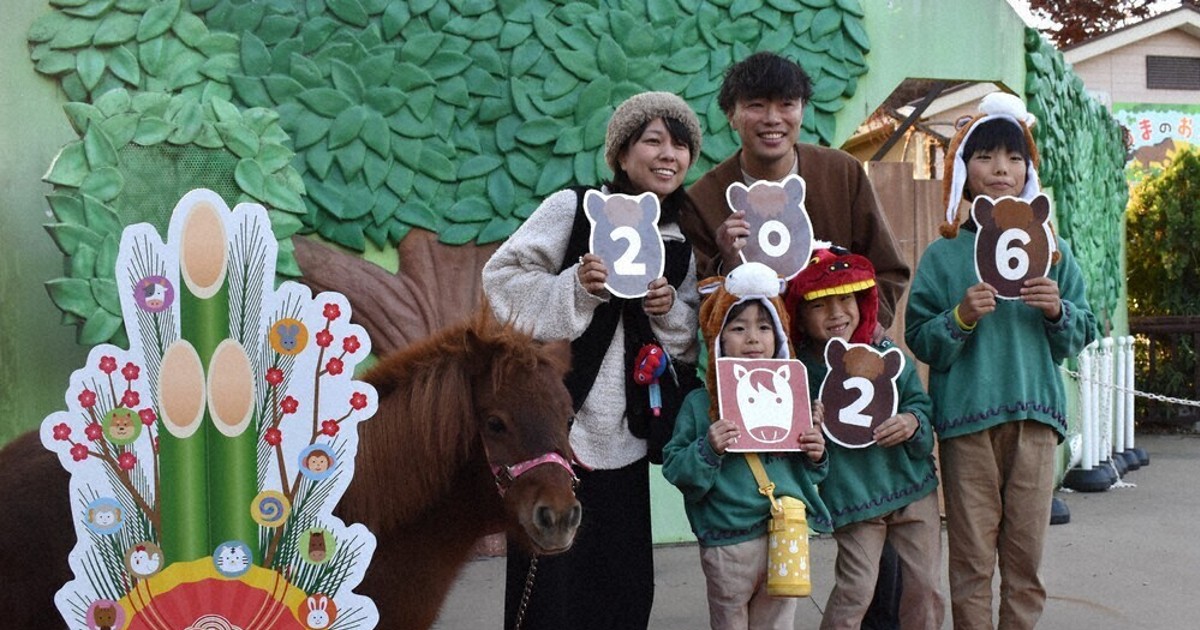 来年のえと「午」にちなみ ポニーと記念撮影 東武動物公園・1月まで