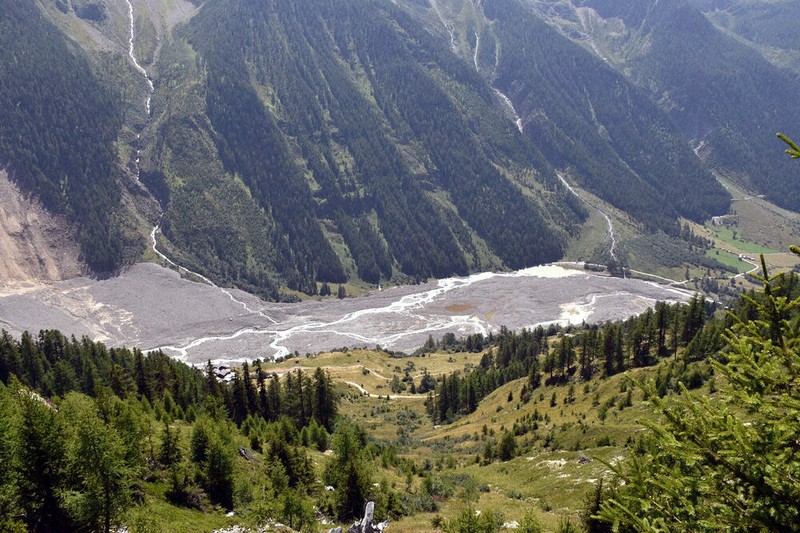 氷河崩壊：氷河崩壊、消えた村（その1） スイス 土石流発生、温暖化一